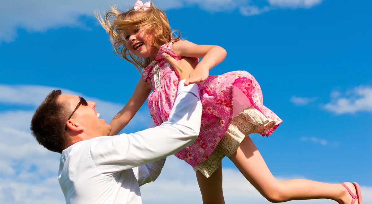 мать с ребенком. первый раз в кровати. девочка с мамой.