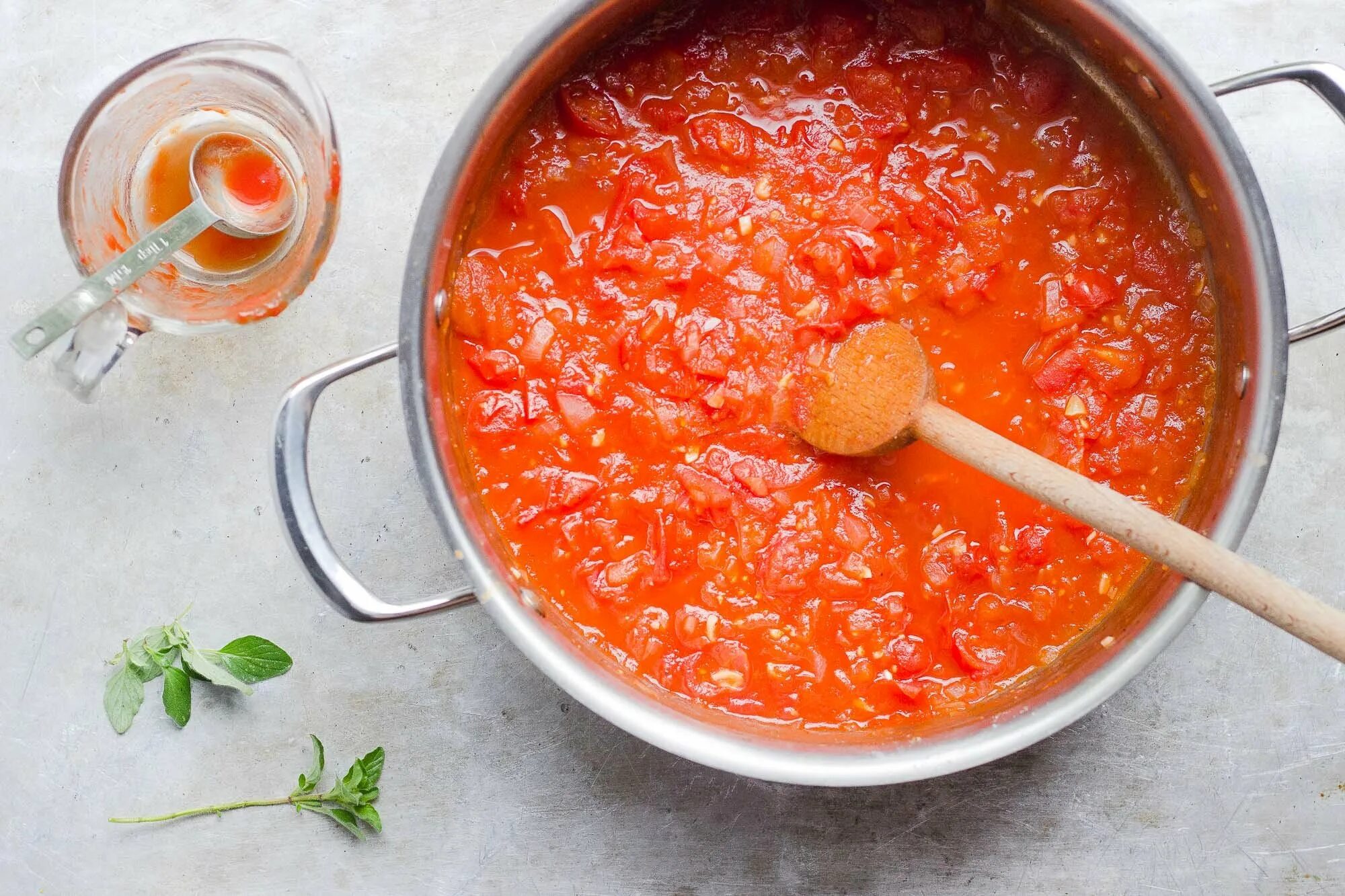 Как приготовить соус с овощами. Пассерование томатного пюре. томатный соус. соус томатный с овощами. томат соус.