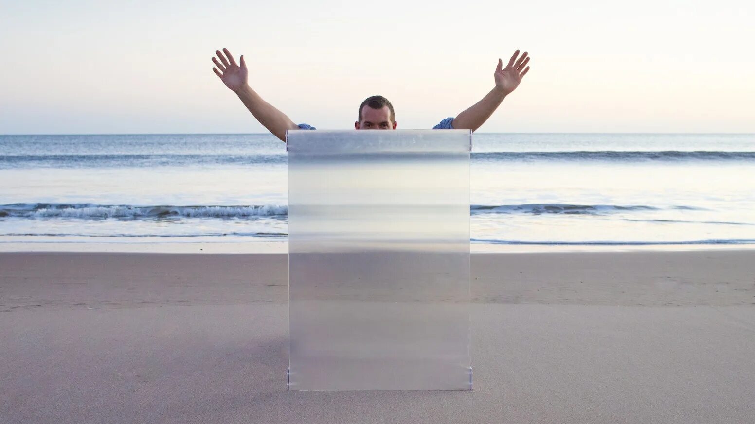 Человек на невидимом фоне. Человек на сером фоне. Visibility. Человек-невидимка. Человек в шляпе и очках.