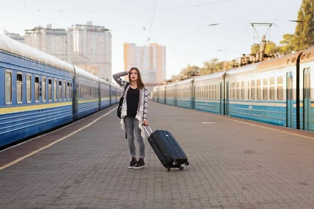 Можно ли уехать в другой. Люди на вокзале. Девушка на вокзале. Девушка уезжает из города. Люди уезжают.