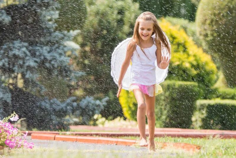 Девочка босиком на улице. Маленькая девочка гуляет на улице. Девочка гуляет видео. Девочка гуляет видео. Девочка гуляет в лесу.