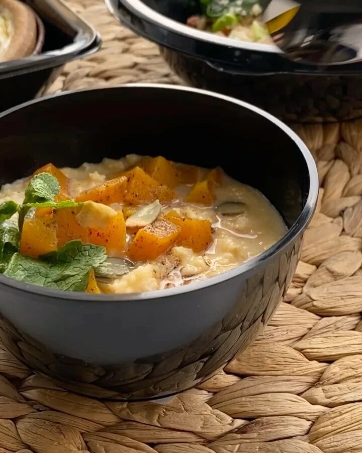 пшенная каша на кокосовом молоке. пшенка на кокосовом молоке. Pumpkin millet porridge. пшенная каша на кокосовом молоке. кукурузная каша с тыквой и яблоками.