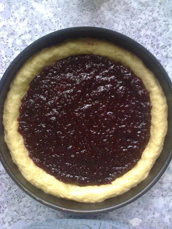 Песочный пирог сверху варенье и крошка. Песочный пирог с вареньем и крошкой. Венский тертый пирог. Пирог с крошкой и вареньем. Рваный пирог с вареньем.