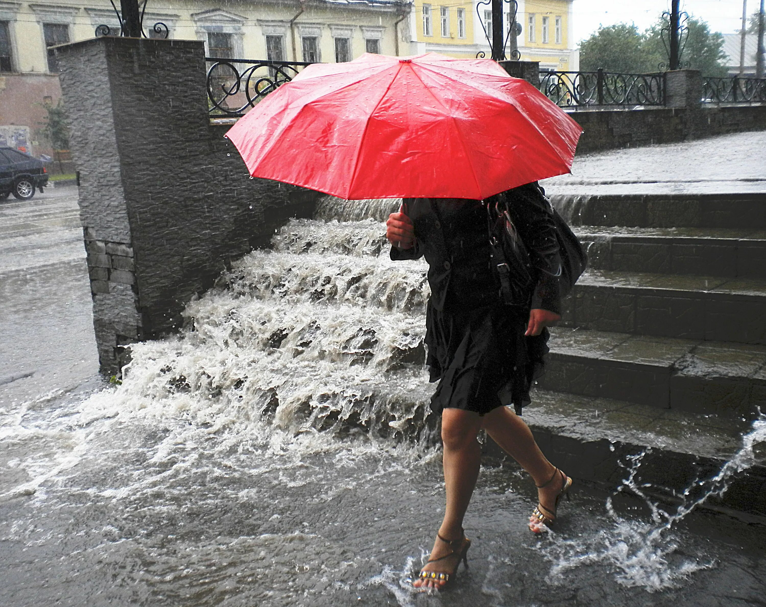 Сильный дождь. Ливень. Дождливый день. Сильный дождь в городе.