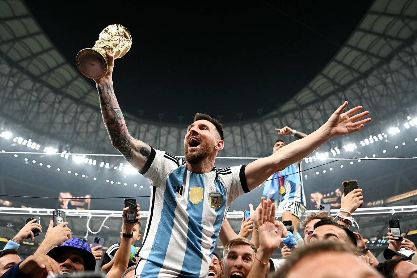 Аргентина сколько раз чемпион по футболу. Лионель Месси в сборной Аргентины 2022 с Кубком.