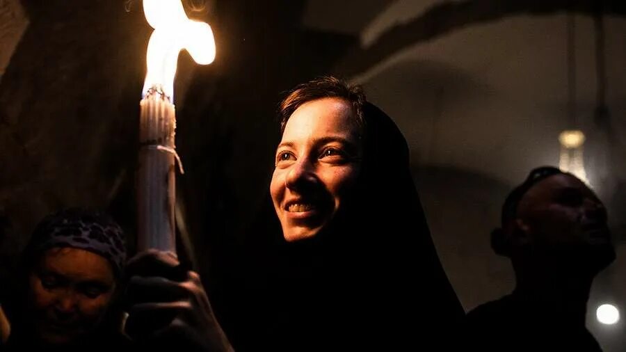 Храм воскресения христова в иерусалиме благодатный огонь. Священный огонь в иерусалиме. Схождение благодатного огня в иерусалиме 2022. Чудо схождения благодатного огня. Благодатный огонь языки пламени.