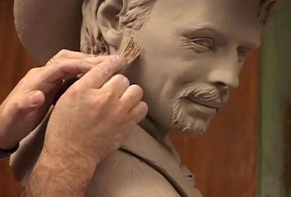 Керамические скульптуры johnson tsang. Скульптура из пластилина. Скульптор kristine poole. Человек из глины как называется. Зиякаев ахнаф скульптор.