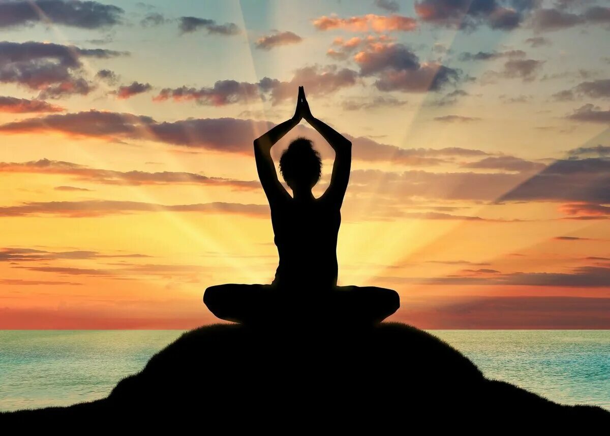Медитация на телефоне. Йога на закате. Девушка медитирует. Йога медитация. Медитация картинки.