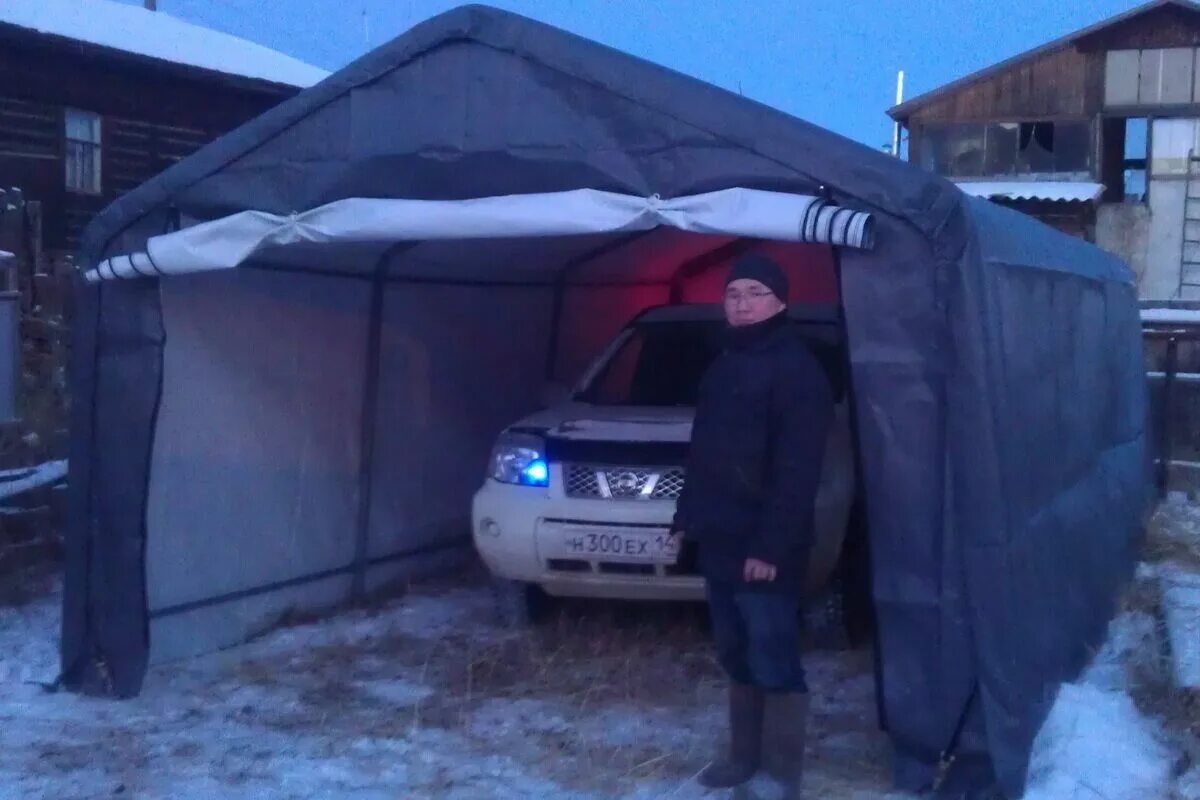 автомобиль в гараже зимой. укрытие для автомобиля. вскрыли гараж. тент гараж для автомобиля. гараж на зиму для авто.