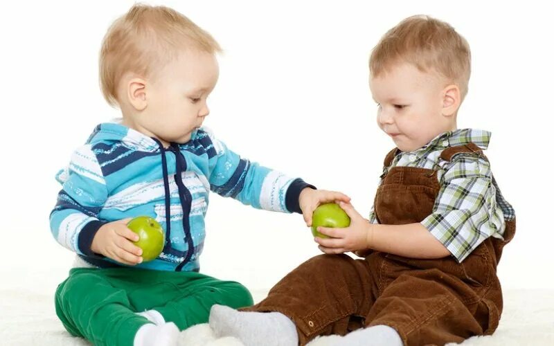 Дети делятся друг с другом. Дети играют. Делиться с кем то это. Дети едят мороженое. Дети на природе летом.