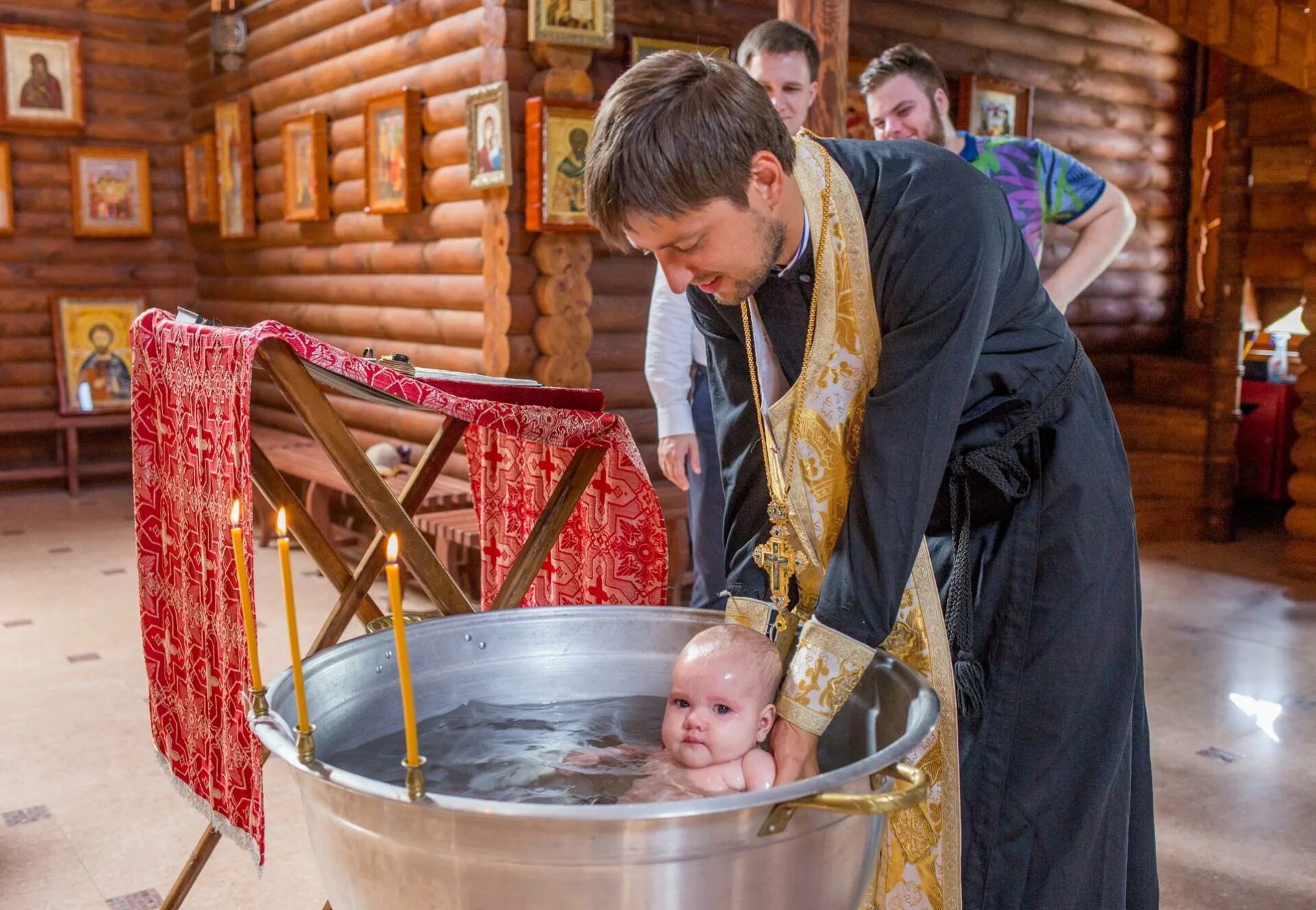 Таинство крещения в православной церкви. Крестины в церкви. Обряд крещения в храме младенца. Крещение младенца в храме. Кухня дети церковь