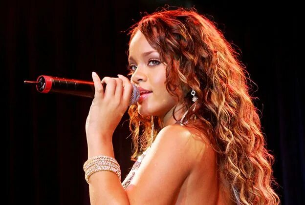 Singing star. Rihanna singing. singer star.