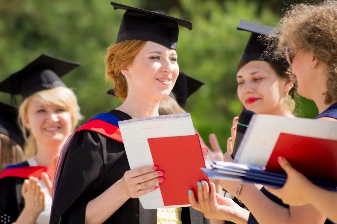 Казань international school. Начальная и средняя школа в германии. Портрет ученика международного бакалавриата. Денис скул международная система школ иностранных языков. Профориентация рисунок.