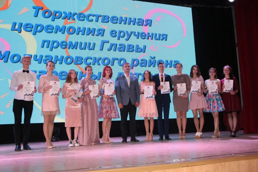 выпускной история. лучшие выпускники ярославской области 2014. школьная премия. школу в премии. вручение премии главы одарённым детям.