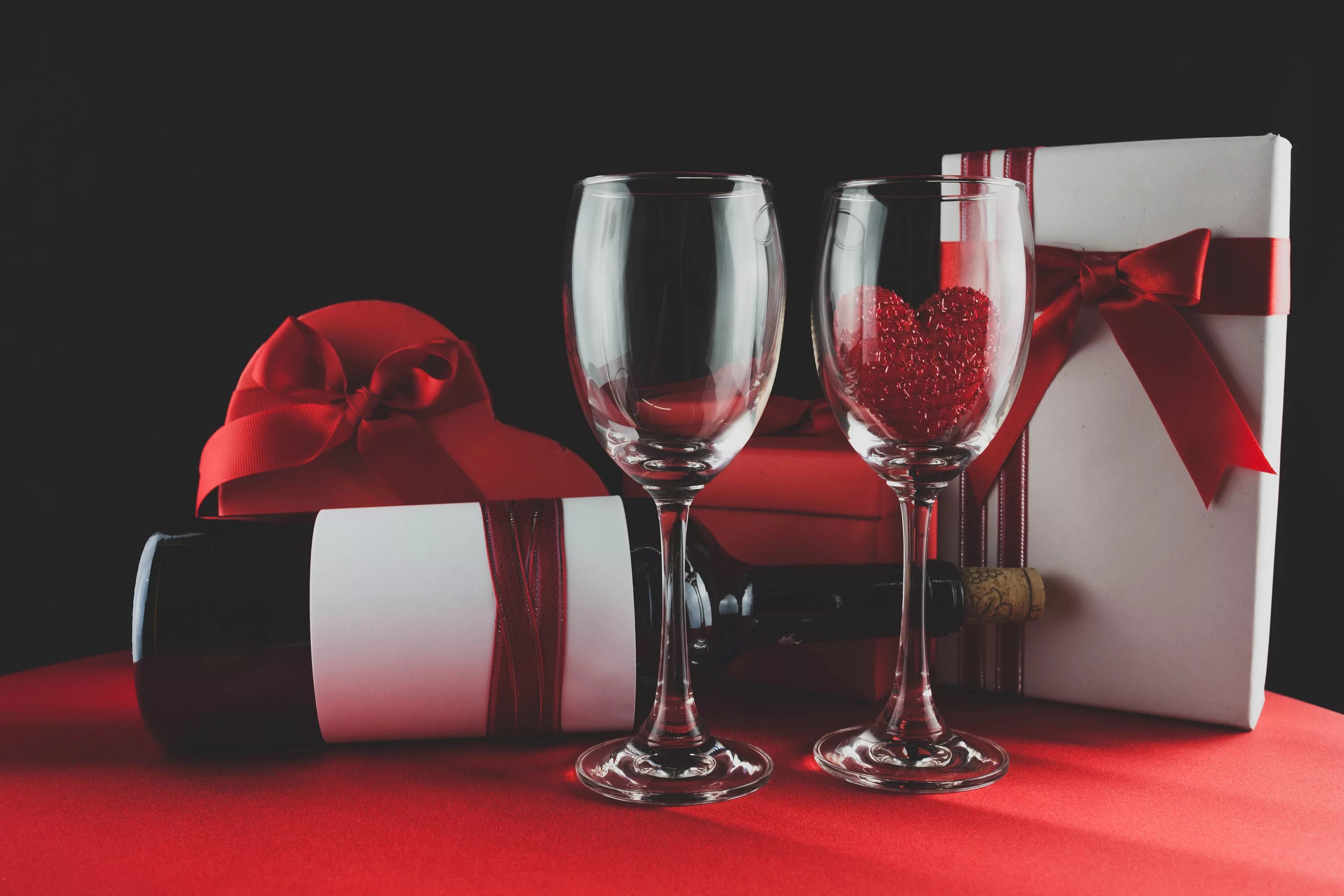 Сувенирной вино. Подарочные бокалы. Подарок вино и бокал. Подарок с вином и фужером. Винные бокалы подарочные.