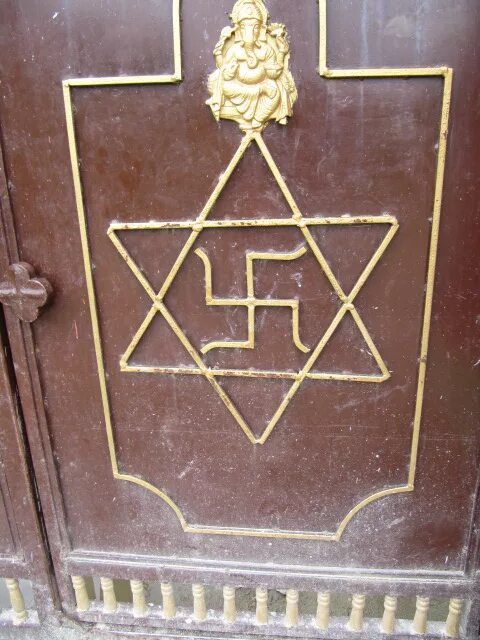 Яхве 6 букв. Шестиконечная звезда на синагоге. Масонская звезда Давида.