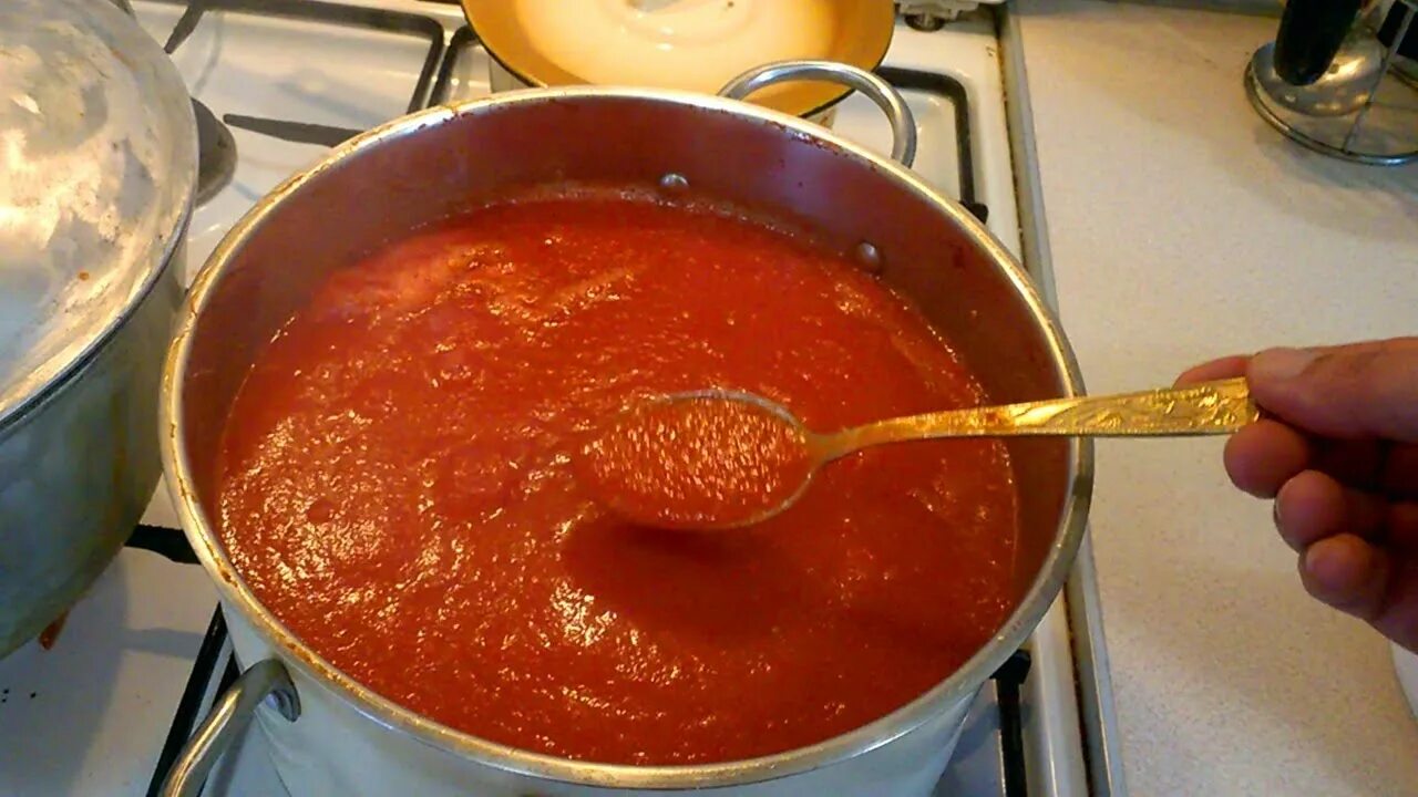 Приготовить пасту из помидор на зиму. Томатная паста домашнего приготовления. Домашняя томатная паста на зиму. Домашняя паста с томатами. Домашняя томатная паста из помидор на зиму.