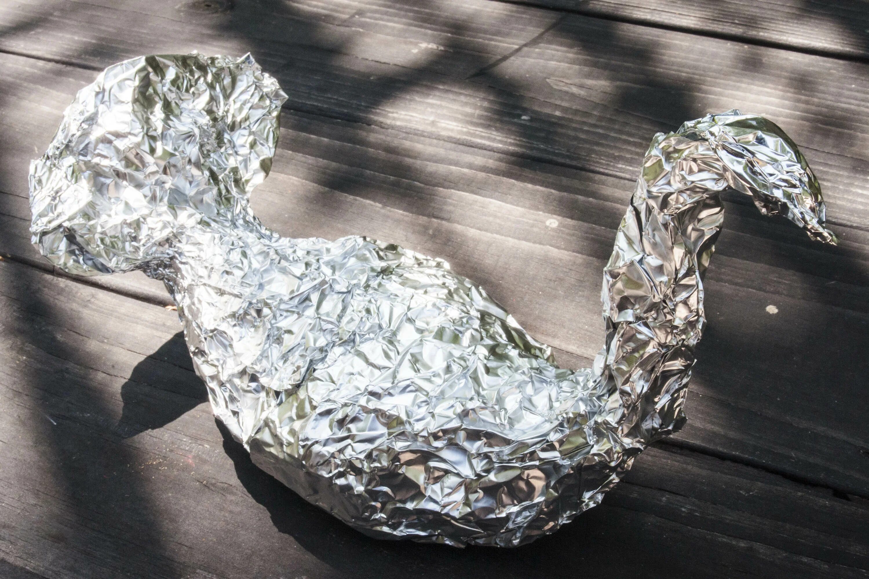 кораблик из фольги. корабль из пенопласта. фольгированная прямоугольная форма. лодка из фольги. лодочки из фольги для запекания.