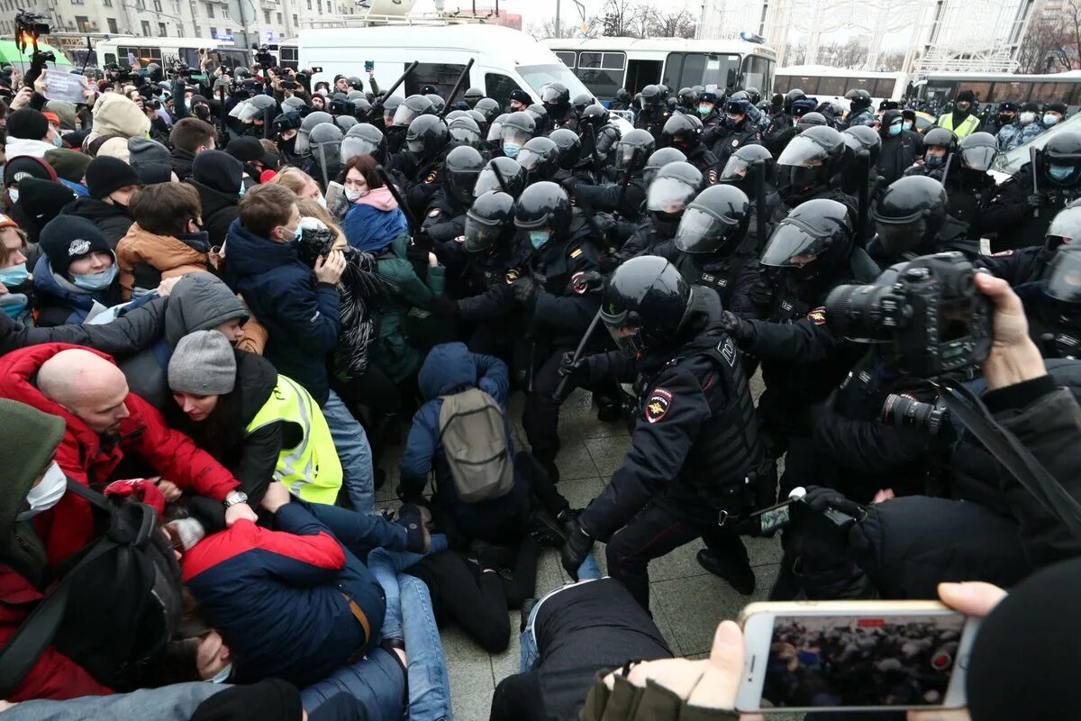 Митинг в москве человек. Протесты 23 января 2021 в Санкт Петербурге. Столкновения с полицией в Москве. Фоторепортаж митинг. Митинги в Москве столкновение с полицией.