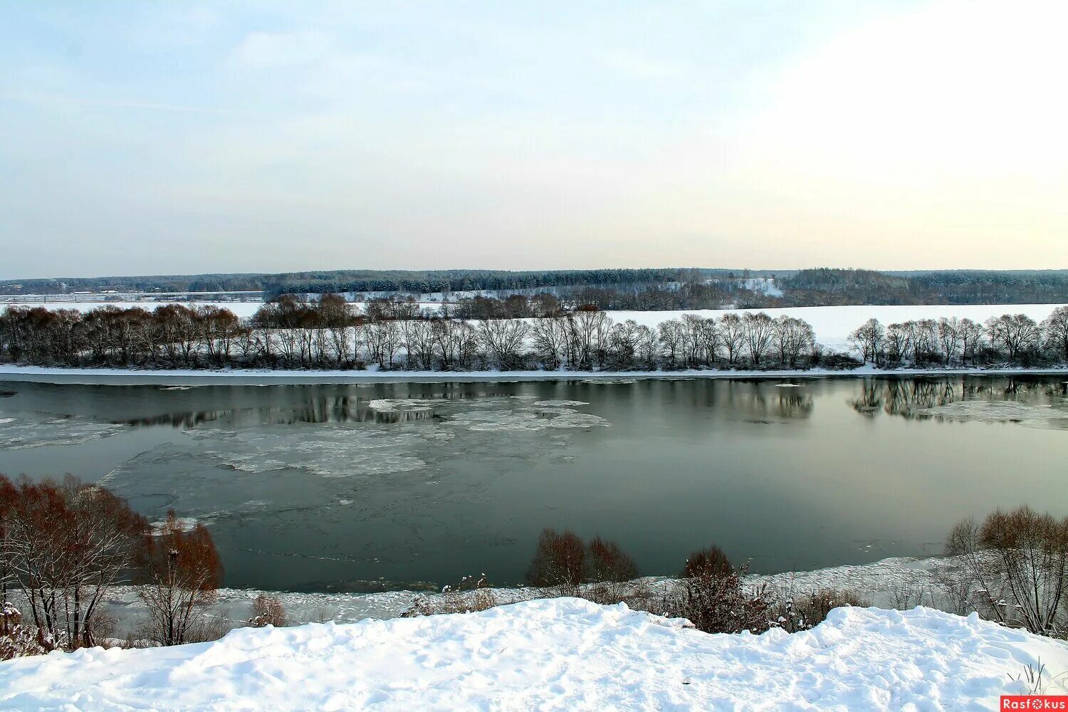 Уровень воды в реке ока коломна. Ока сейчас река. Река Ока в Коломне. Река Ока в Московской области. Ледоход Ока Коломна.