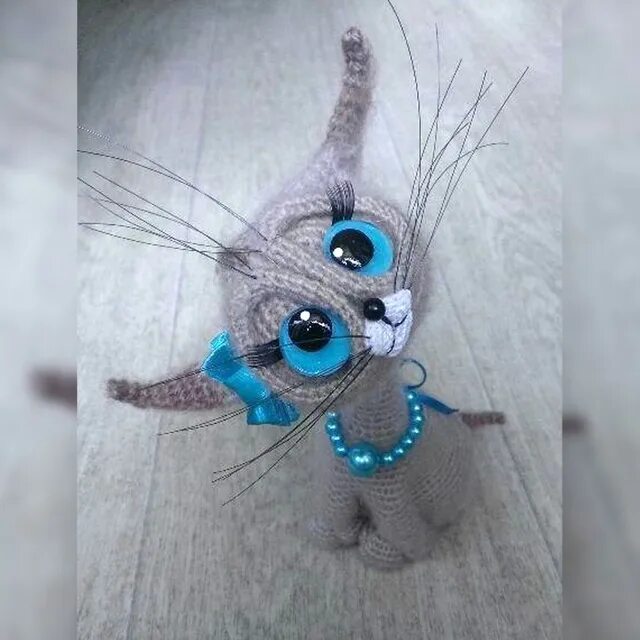 Вязаный котенок. Вязаный котенок. Вязаные игрушки котята. Вязаная кошечка с бантиком. Вязаные игрушки кошки.