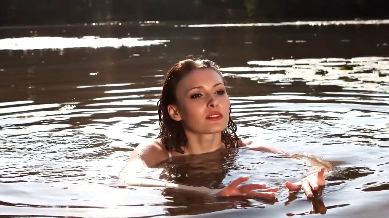 Девушки купаются. Девушка купаетса в река. Девушка плавает в реке. Девочки купаются в озере.
