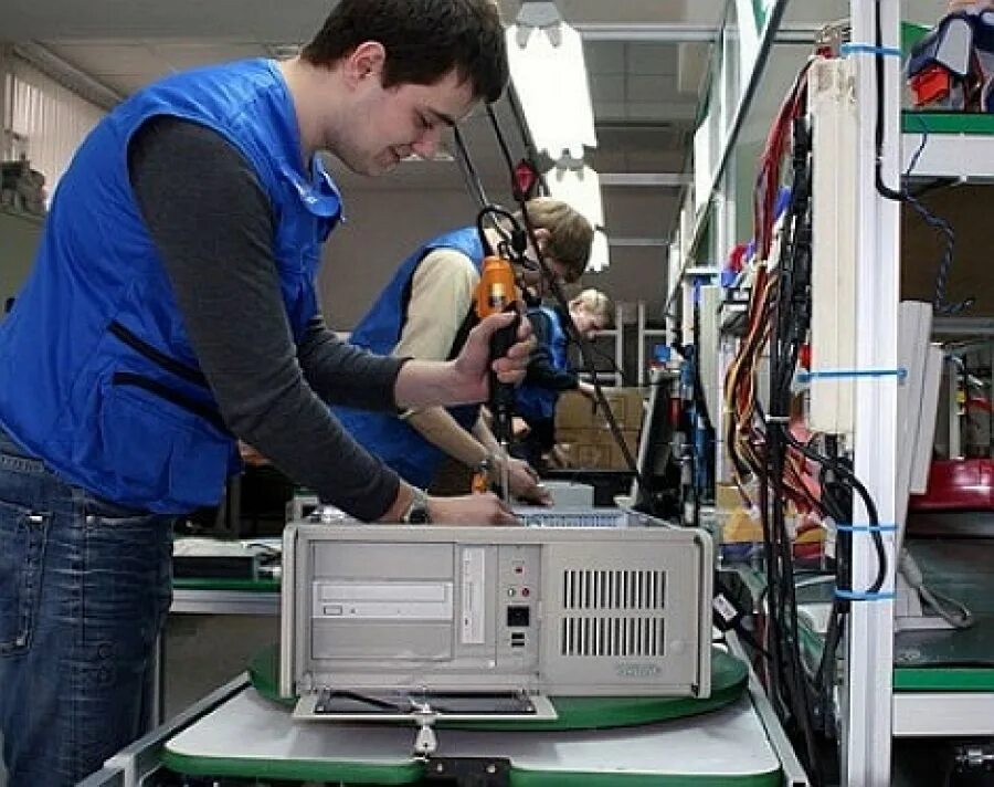 Компьютерный мастер. Работа сборщик пк. Компьютер мастер. Обслуживание компьютеров. Чинит компьютер.