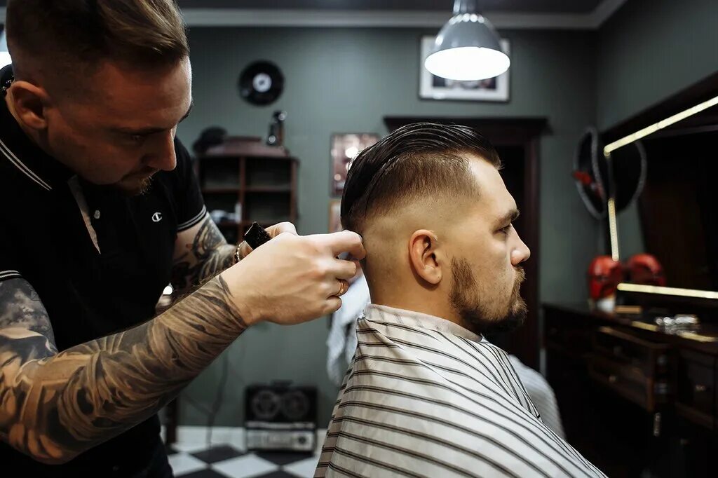 Barbershop казань. Барбершоп интерьер. Барбершоп планировка. Парикмахерская для мужчин. Парикмахерская мужская стрижка.