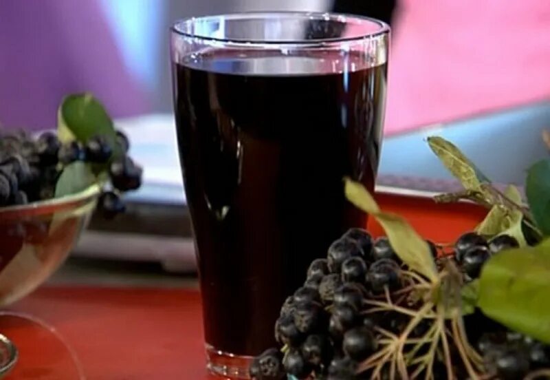 Черноплодная рябина компот. Сок aronia. Aronia juice. Черноплодный сок. Черноплодный сок.