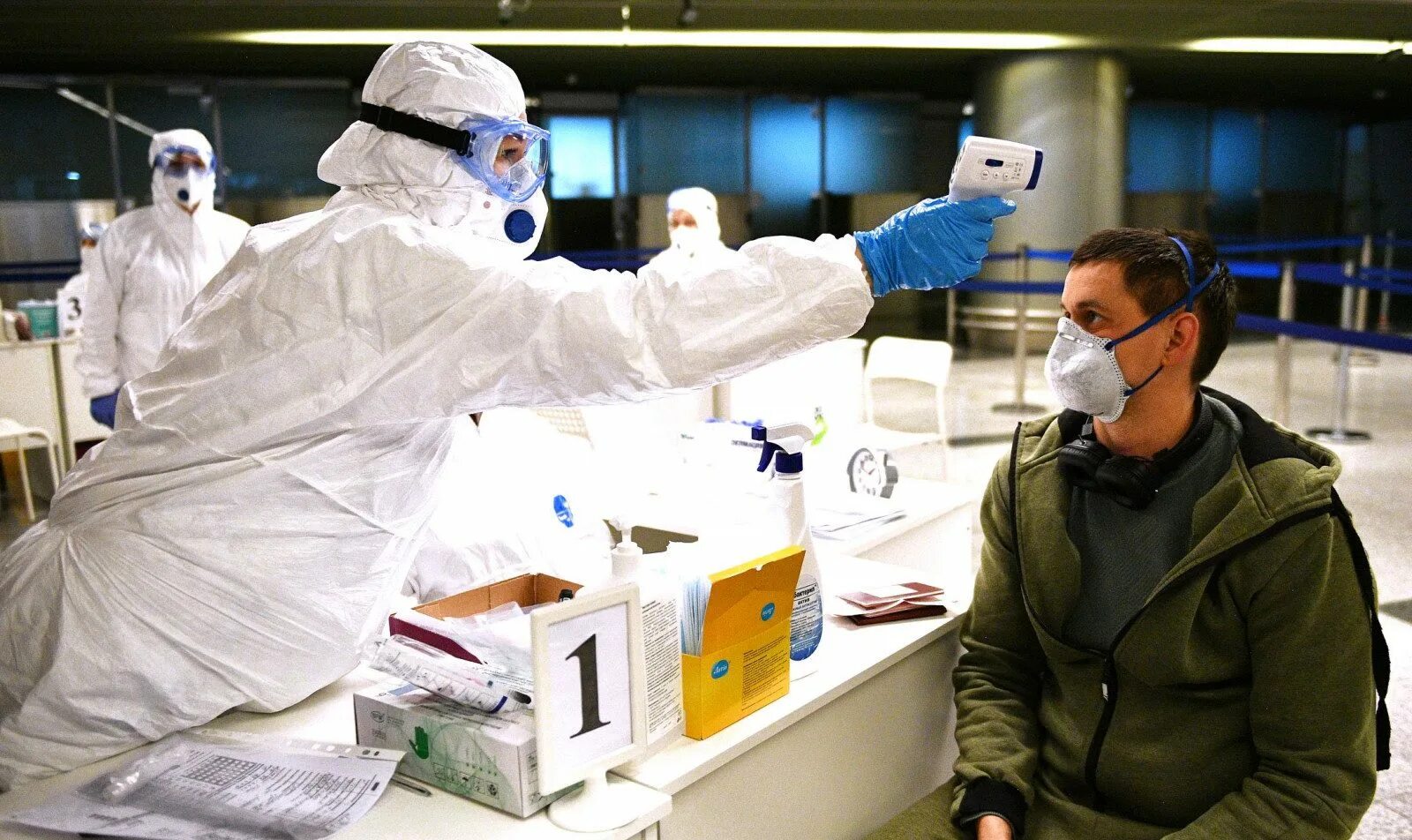 Эпидемия мчс. Эпидемия город. Эпидемия город. Люди в масках на улице коронавирус россия. Эпидемия город.