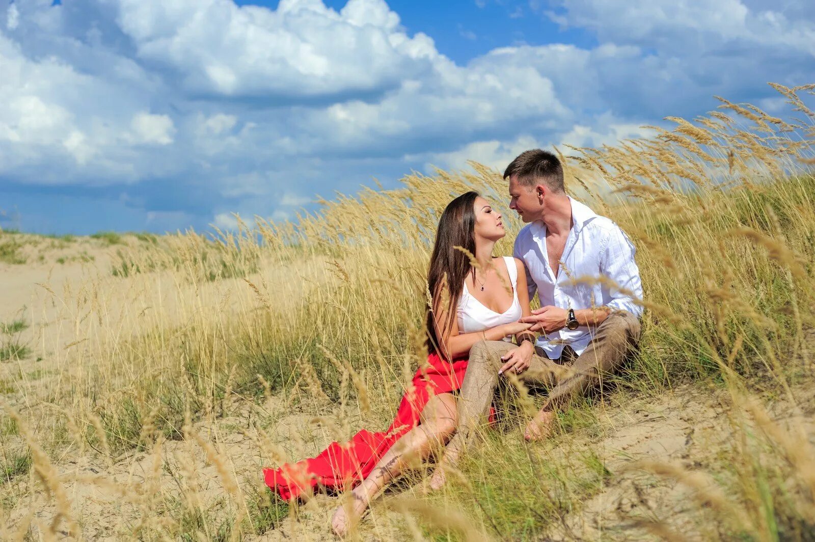 Лов лете. Love story фотосессия. Лав стори фотосессия на природе. Фотосессия Love story на природе летом. Фотосессия в поле летом лав стори.