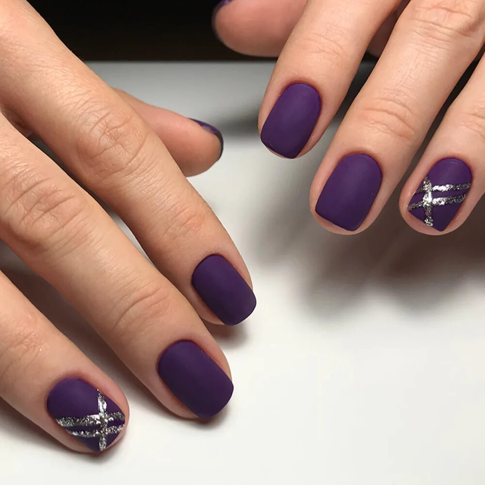 Ногти короткие. Маникюр на короткие ногти бордовый цвет. Ногти короткие. Красивый однотонный маникюр. Маникюр на короткие ногти 2023.