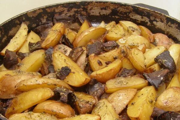 Картошка с грибами в духовке. Картошка стгнибами в духовке. Жареная картошка с шампиньонами. Запеченная картошка с грибами.