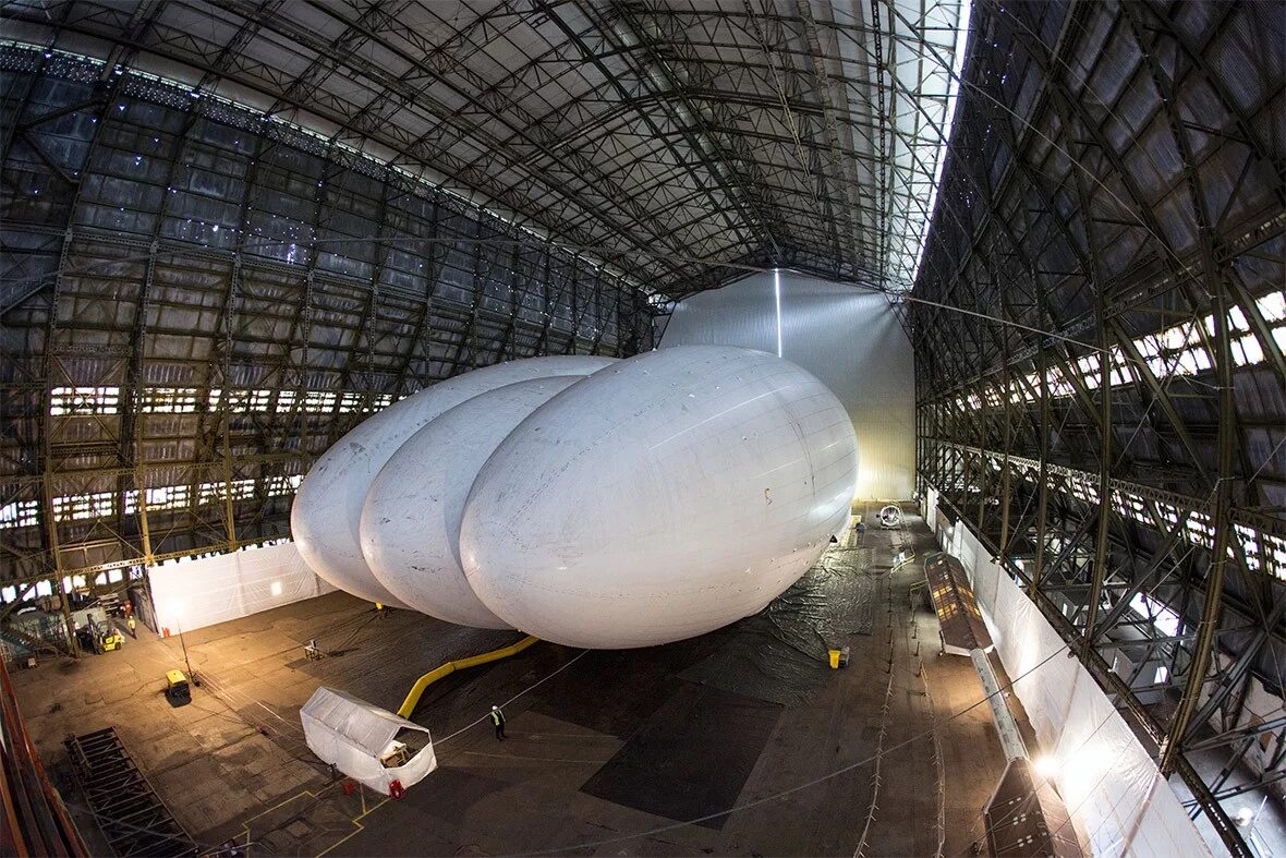 Самая огромная 18. Дирижабль Airlander. Дирижабль Airlander 10 внутри. Airlander 10 внутри. Самый большой дирижабль Airlander.