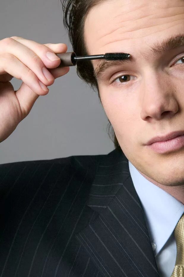 мужской макияж. длинные тонкие волосы. напомаживать. травести (амплуа). макияж для мужчин.