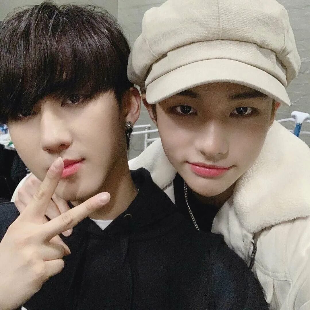 Чан и бин фф. Чанбин и хенджин. хенджин stray kids. stray kids чанбин и хенджин. минхо и хенджин.