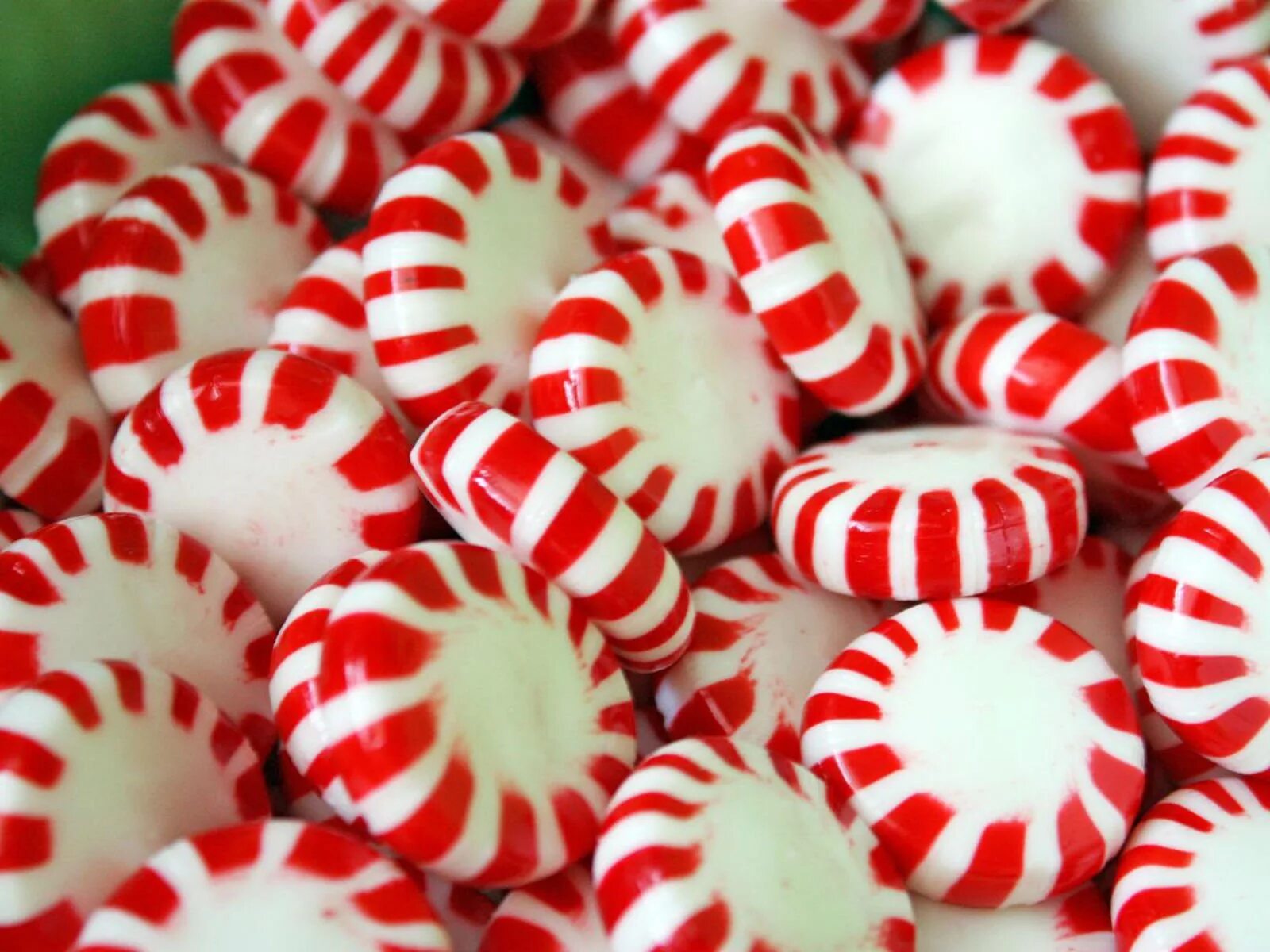 Peppermint Candy. Peppermint конфеты. Леденец красно белый. Красно белые конфеты круглые.