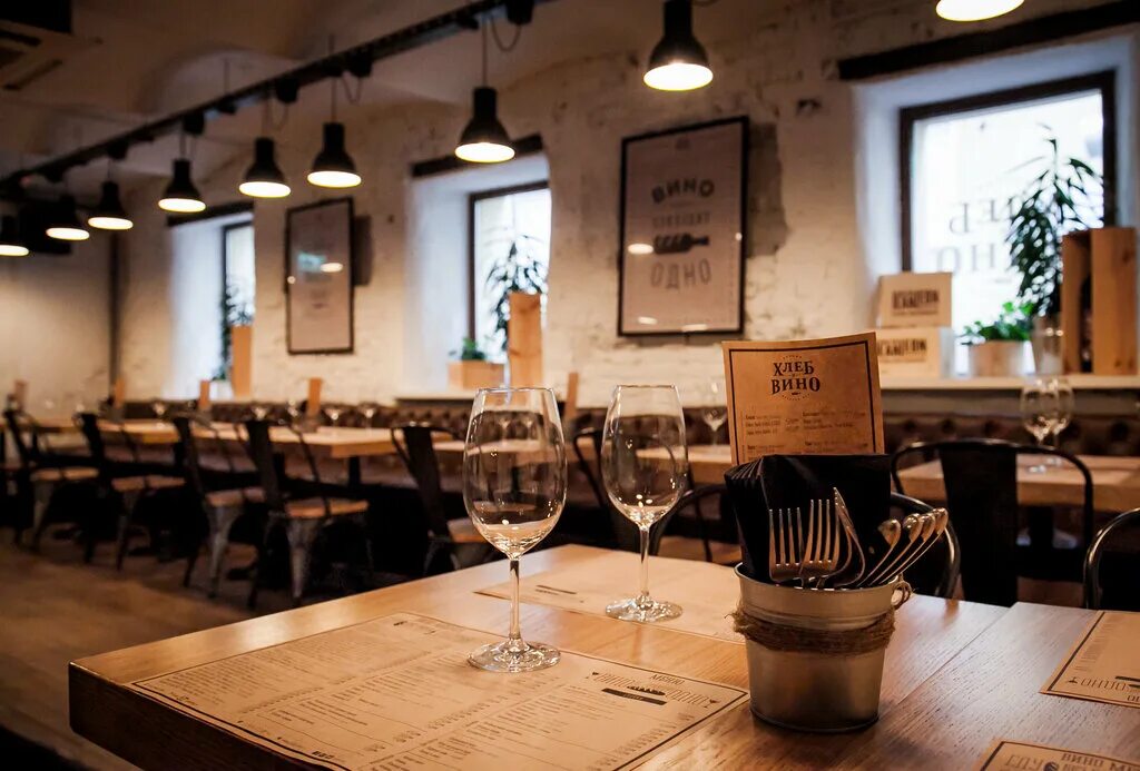 Хлеб насущный третьяковская. Хлеб на столе. Хлеб насущный новый арбат. Ресторан хлеб владимир. Хлебный киев.