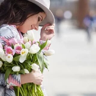Дарите день женщинам цветы без повода песня