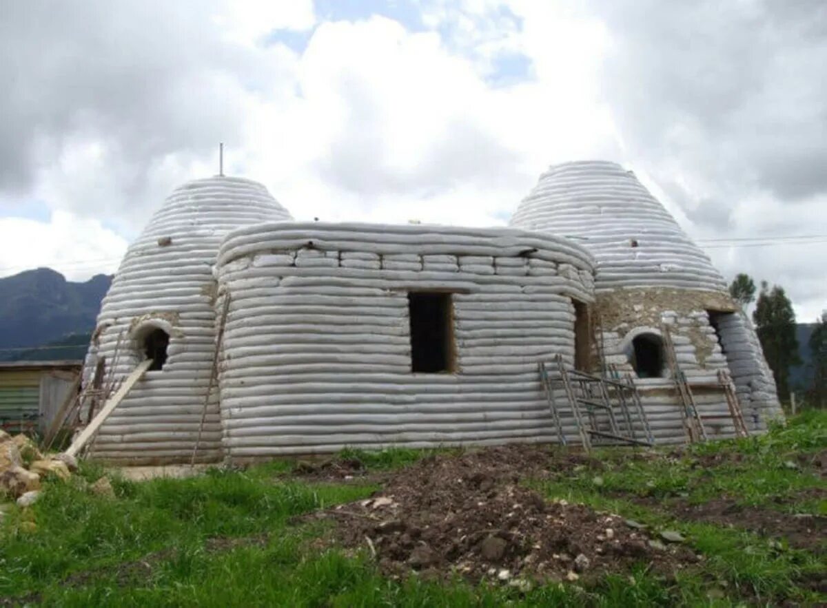 Земляные стены дома