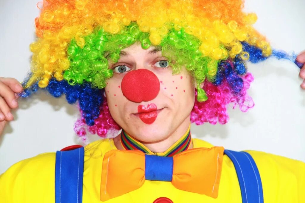 Общество клоунов. Грим клоуна. Грим клоуна для детей. Макияж клоуна для детей. Грим для клоуна в детском саду.