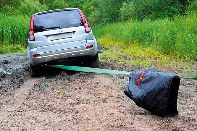 Где вытаскивают машины. Застрявшие автомобили. тащит автомобиль. буксировка машины из грязи. вытаскивание машины из грязи.