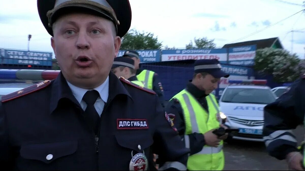 Инспектор гаи ефремов. Дпс приколы. Сериал гаишники надя. Уральские пельмени гаишник лесник и летчик. Начальник гаи коломна.