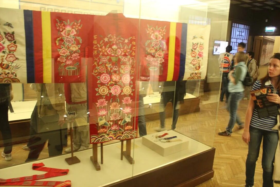 государственный музей искусства народов востока. восточная выставка. восточная выставка. музей башкирские экспонаты костюмов в москве. восточная выставка.