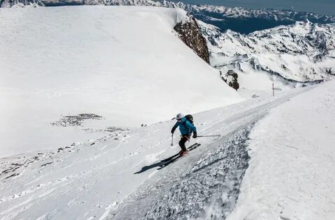 Спортсмен съехал на лыжах с горы 40