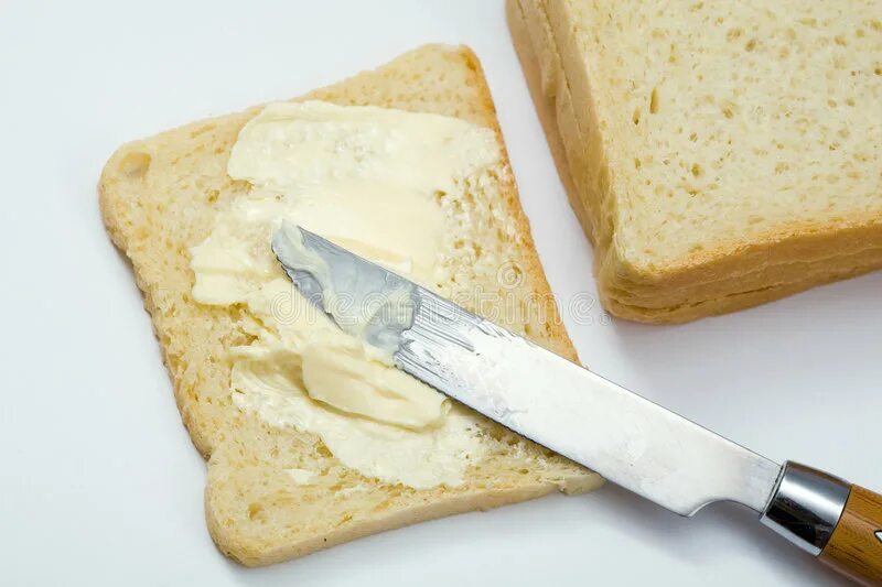 Хлеб с маслом. Хлеб с маслом вид сверху. Кусочек хлеба с маслом. Хлеб с маслом и ножом. Хлеб с маслом грамм