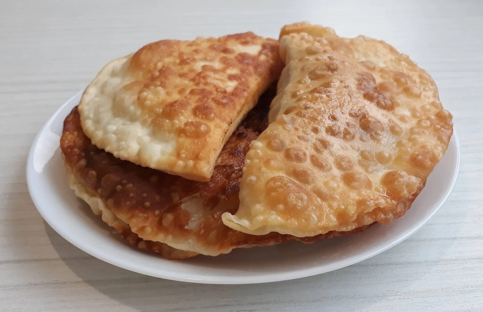 Чебурек. Mini Chebureki with Mutton. Чебуреки Корн доги беляши. Делает чебуреки. Чебуреки на готовом тесте