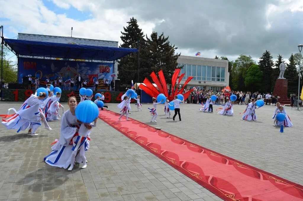 Поселок матвеев курган ростовская. Центр Ростовской области Матвеев Курган. Центр поселка Матвеев Курган. Поселок Матвеев Курган Ростовской. Поселок Матвеев Курган Ростовской области.