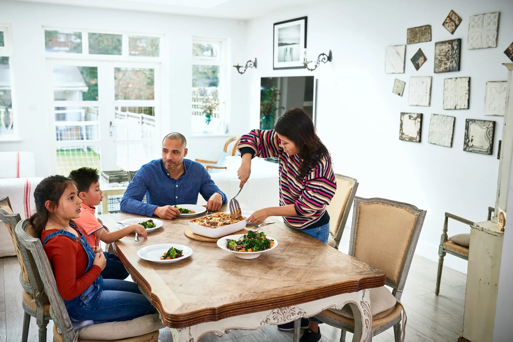 Совместный ужин с семьей. Family dinner. Family in the Dining Room. Peserves Family. Early dinner