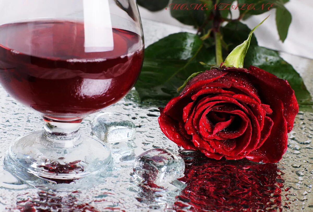 В бокале дна не видно. Розе вино. Вино и цветы. Красные розы и вино.